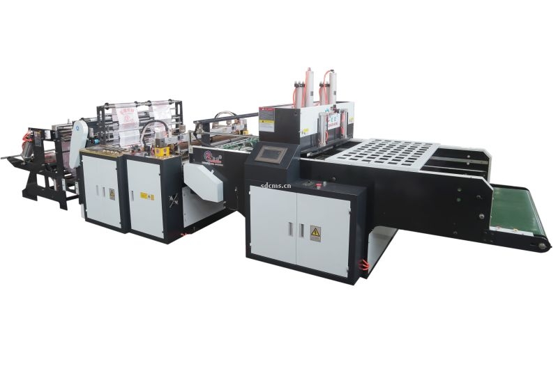 超高速制袋機 超市購物袋制袋機一、特點：本機以HDPE、LDPE筒膜為原料，是制作超市袋、背心袋、馬甲袋、市場袋的理想設(shè)備，本機具有節(jié)省人工、降低成本、一次成型、故障率低、產(chǎn)量高等特點，良好性能的色標跟蹤儀，使封切長度更準確，誤差更小。采用先進的電腦，長度調(diào)整方便，精確。